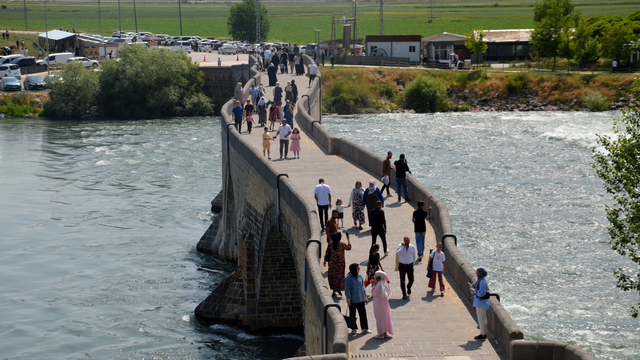 Muş'taki tarihi Murat Köprüsü'nde bayram tatili yoğunluğu