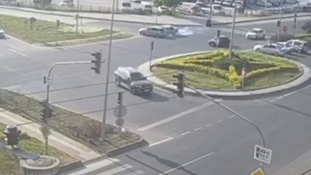 İki otomobilin çarpıştığı kaza kamerada