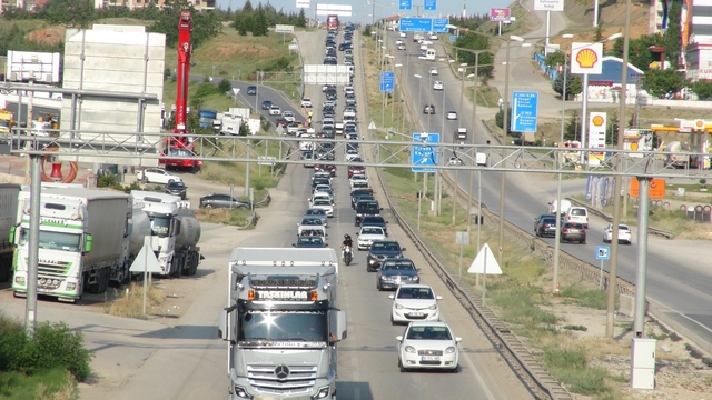 'Kilit kavşak' Kırıkkale'de bayram dönüşü trafik yoğunluğu başladı