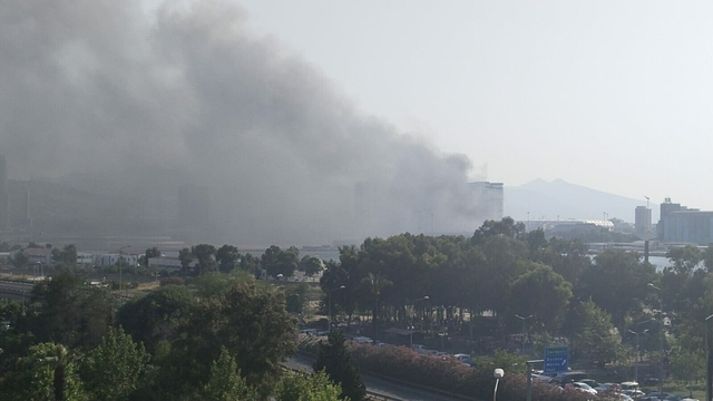 İzmir'de atıl haldeki fabrikanın bahçesi ile yakınındaki TIR garajında yangın