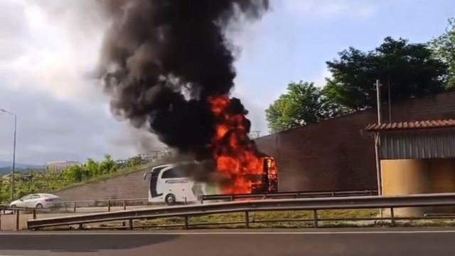 Ordu'da yolcu otobüsü alev alev yandı; olay anı kamerada