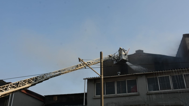 İzmir'de atıl haldeki fabrikanın bahçesi ile yakınındaki TIR garajında yangın (2)