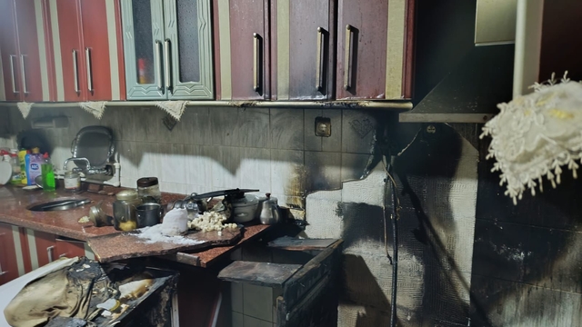 Erzurum'da evde çıkan yangında mahsur kalan yaşlı çifti itfaiye ekipleri kurtardı