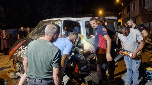 Tokat'ta pikaba çarpan minibüsün sürücüsü yaralandı