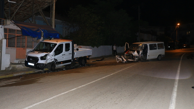 Kamyonete çarpan minibüsün şoförünü itfaiyeye kurtardı