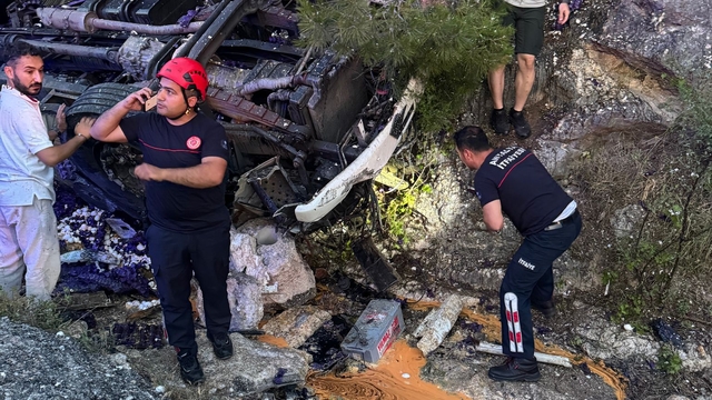 Antalya'da şarampole devrilen kamyonun sürücüsü öldü