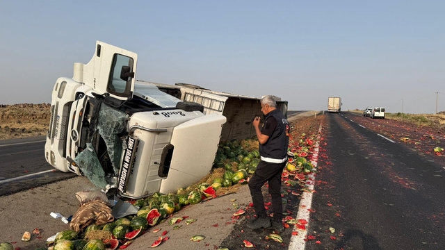 Karpuz yüklü TIR devrildi; şoför ağır yaralı