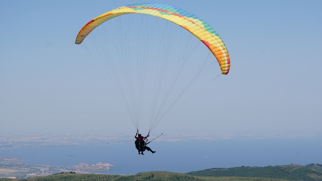 Mavi ve yeşilin buluştuğu Uçmakdere, bayramda yamaç paraşütü tutkunlarını ağırladı