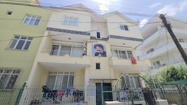 Evinin duvarına Ferdi Tayfur'un ışıklı panosunu yaptırdı