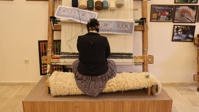 Nevşehir'de dokuma ustası kadın 50 yıldır ilmek atarak sanatını sürdürüyor