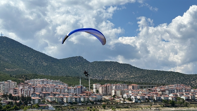 Macera tutkunları Eğirdir Gölü'nü yamaç paraşütüyle havadan izliyor