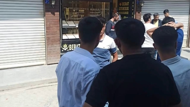 Kuyumcu dükkanında soyguna kalkışan maskeli 3 şüpheli, kaçarken silahlarını düşürdü