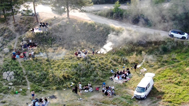 Adana'da piknikçiler orman yangınlarına karşı dronla uyarıldı