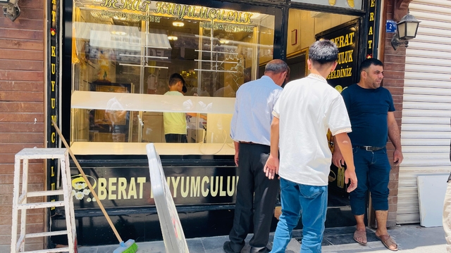Şanlıurfa'da kuyumcudan silahlı soygun girişimi güvenlik kamerasında