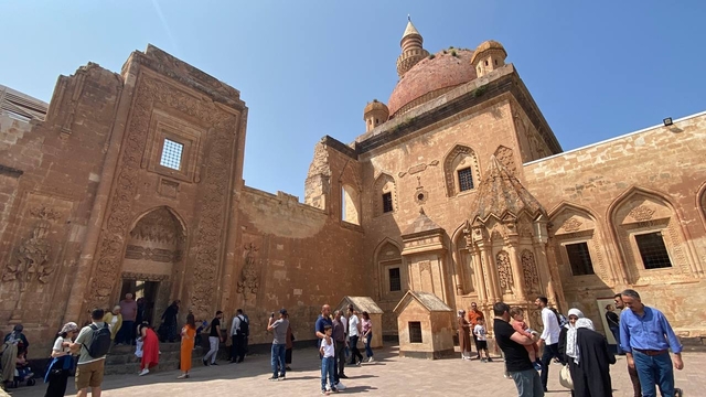 İshak Paşa Sarayı bayramda ziyaretçilerini ağırlıyor