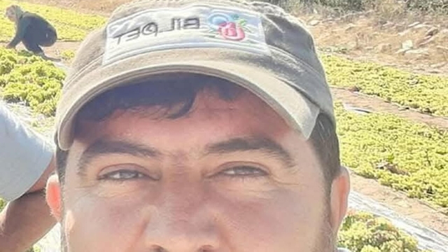 Devrilen traktörünün altında kaldı