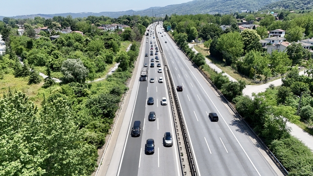 Bayram tatilinden dönenler, Anadolu Otoyolu'nun Kocaeli ve Sakarya kesiminde yoğunluk oluşturuyor
