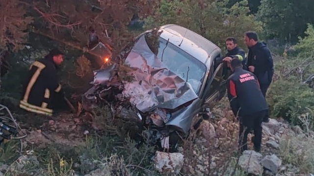 Beyşehir'de uçuruma devrilen otomobildeki 3 kişi yaralandı