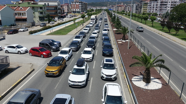 Edremit Körfezi'nde bayram tatilinden dönenler yoğunluk oluşturdu