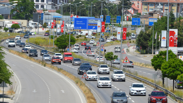 Samsun-Ankara kara yolu Havza geçişinde bayram dönüşü yoğunluğu