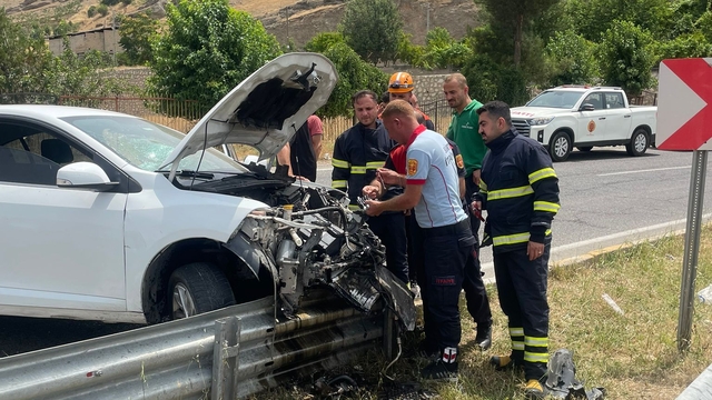 Siirt'te bariyerlere çarpan otomobilin sürücüsü yaralandı