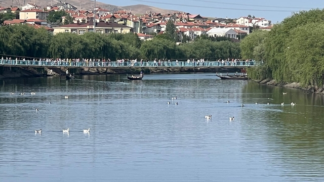 'Tahtalı Köprü'nün denge demiri kırıldı; yaya geçişi yapılamadı