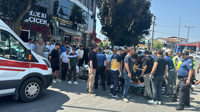 Düzce'de otomobil ile çarpışan motosikletteki 2 polis memuru yaralandı