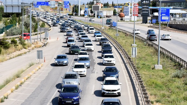 "Kilit kavşak" Kırıkkale'de bayram tatili dönüşü hareketliliği devam ediyor
