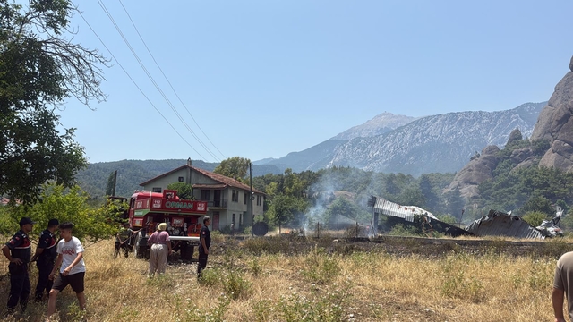 Antalya'da çalılık alanda çıkan yangın söndürüldü