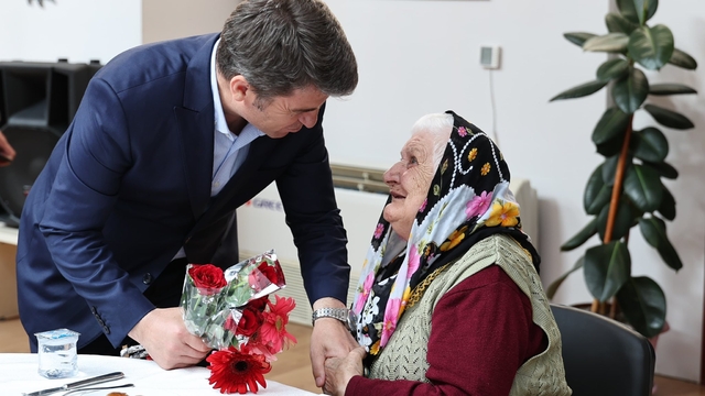 Amasya Valisi Bakan'dan şehit ailesi ve huzurevindeki yaşlılara bayram ziyareti