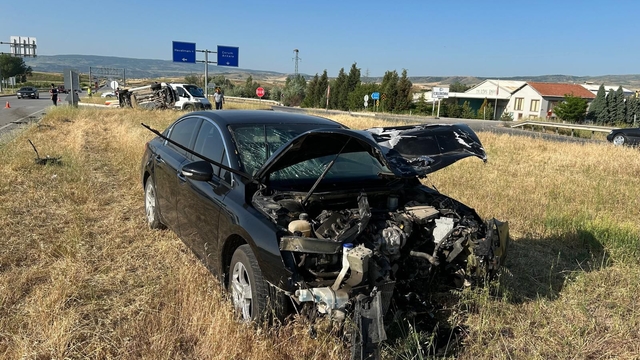 Amasya'da hafif ticari araç ile otomobilin çarpıştığı kazada 7 kişi yaralandı