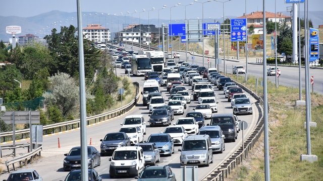 'Kilit kavşak' Kırıkkale'de, bayram dönüşü trafiği