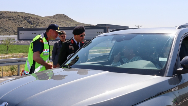 Kayseri'de jandarma, sürücü ve yolculara çikolata ikram etti