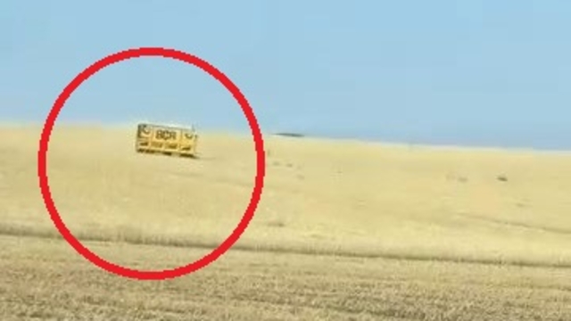 Biçerdöverden kopan römork devrildi; o anlar kamerada