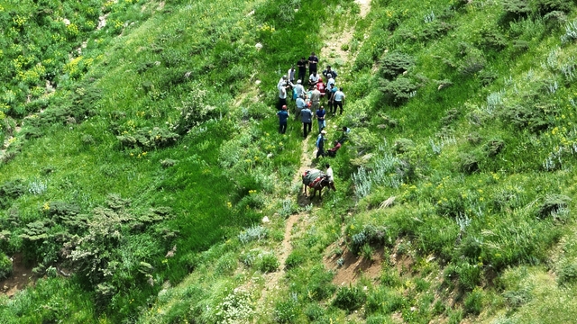 Hakkari'de dağlık alanda düşüp yaralanan kişi ekiplerce hastaneye ulaştırıldı