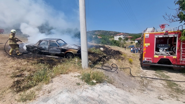 Burdur'da yangın çıkan otomobil kullanılamaz hale geldi