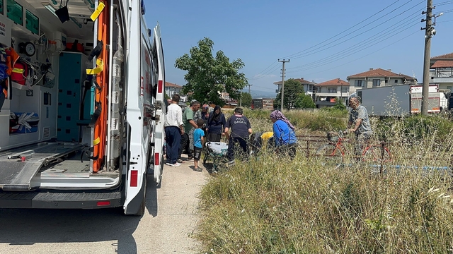 Yaya köprüsünden dereye düşen çocuğu çevredekiler kurtardı