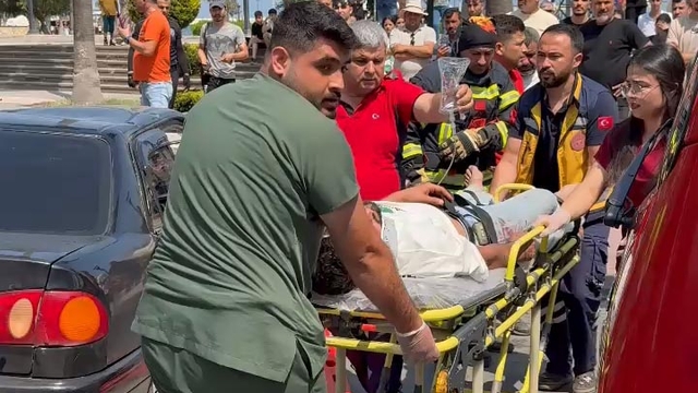 Lastiği patlayan otomobilin motosiklete çarpması kamerada; 3 yaralı