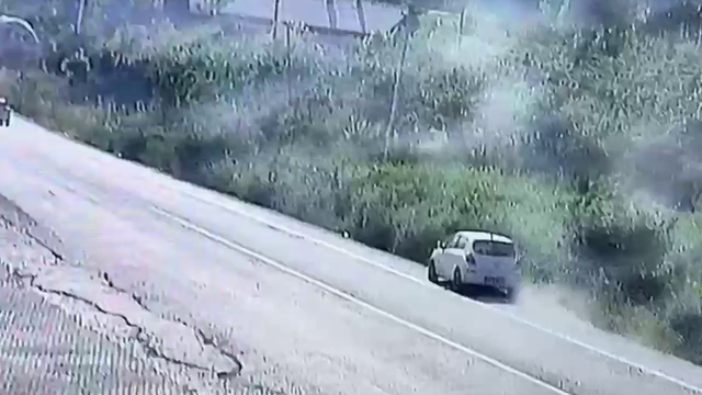 Fındık bahçesine devrilen otomobilin sürücüsü yaralandı; kaza kamerada