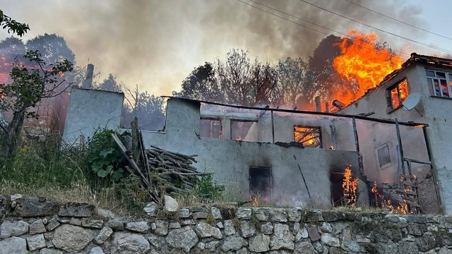 Amasya'da çıkan yangında 4 ev kullanılamaz hale geldi