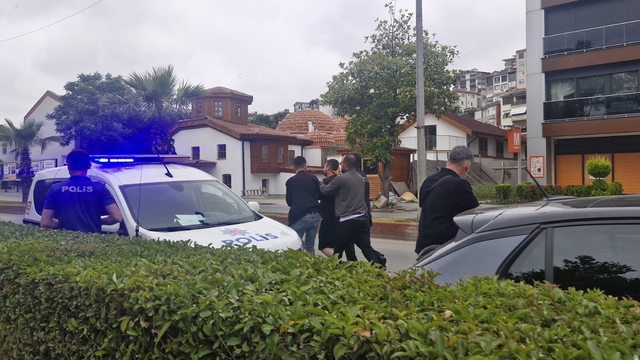 Tanımadığı kadına gül vermek istedi, reddedilince bıçak gösterdi