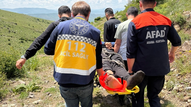 Kars'ta kayalıktan düşmesi sonucu ayağı kırılan çobanı AFAD ekipleri kurtardı
