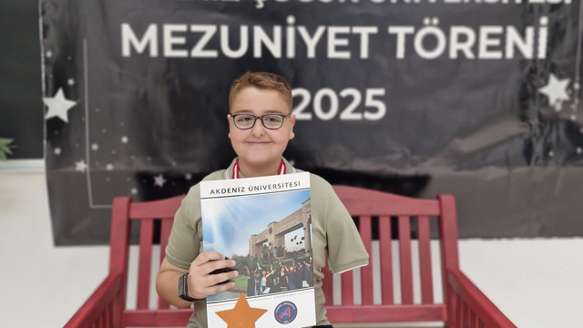 19 saat kaldığı enkazda kolunu kaybeden Üstün'ün hayali pilotluk