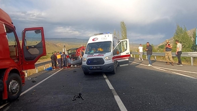 Kars'ta TIR ile otomobil çarpıştı; 1 ölü, 2 yaralı