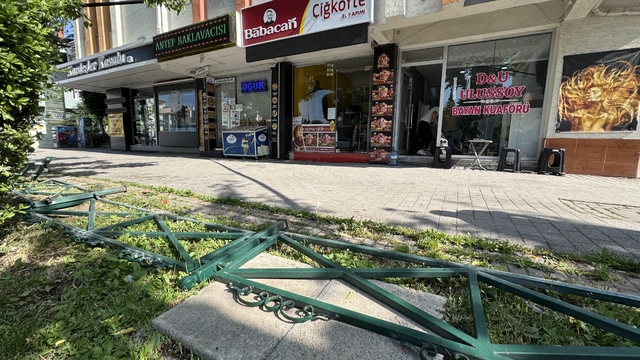 Eskişehir'de bir otomobilin iş yerine çarpması güvenlik kamerasında