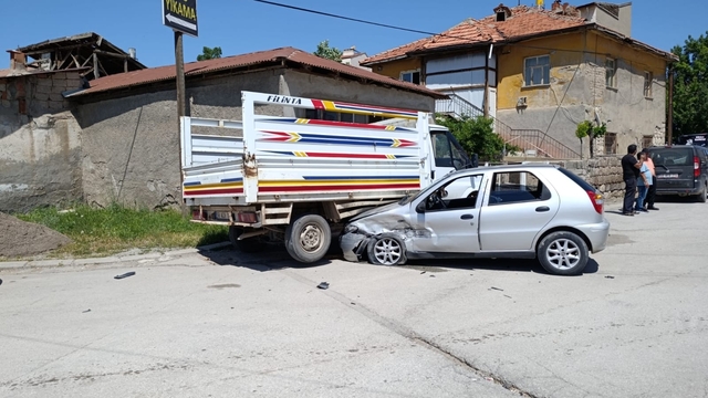 Şarkışla'da trafik kazasında 3 çocuk yaralandı