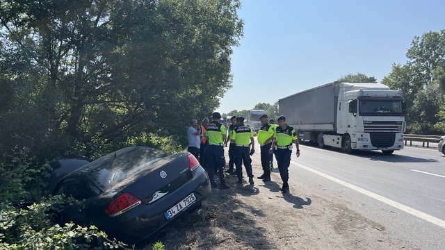 TEM Otoyolu'nda otomobil, bariyerlere ve tankere çarptı: 7 yaralı