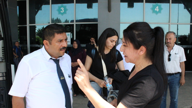 Yolcu gibi otobüse binen komiser, telefonla konuşan şoföre ceza kesti