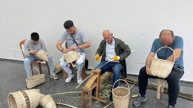 Kurslarda eğitim vererek sepet örücülüğünü gelecek nesillere aktarmak istiyor