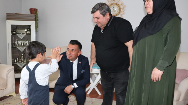 Koruyucu ailesi oldukları çocukla 30 yıllık hasretlikleri son buldu